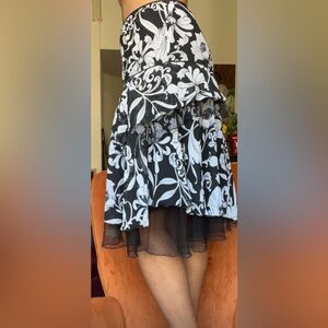 NWT White House Black Market Floral Ruffle Skirt – Size 4 – Romantic & Flowy